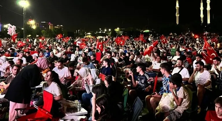 Milli Takım Almanya'da, Bursalılar Meydanlarda Coşkuyla Kutladı