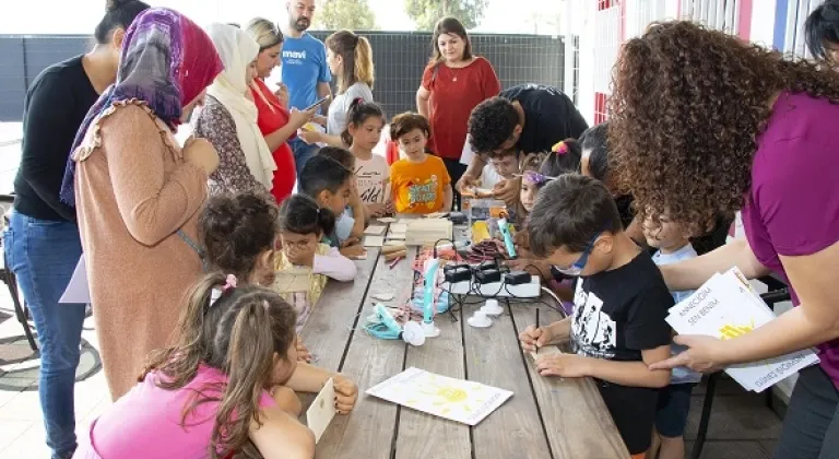 Minik Öğrenciler Anneleri İçin Şiir Okudu, Hediyeler Verdi