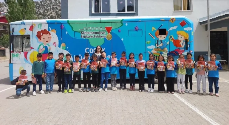 Mobil Çocuk Kütüphanesi minik gönüllere dokunmaya devam ediyor