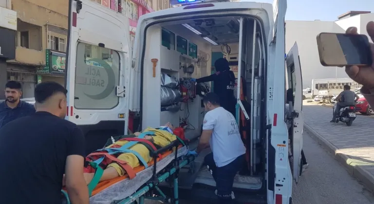 Motosikletin çarptığı kadın hastaneye kaldırıldı  - Videolu Haber