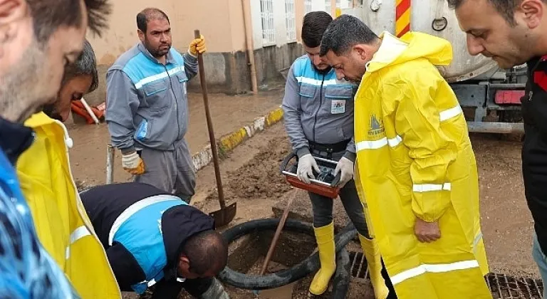 Nevşehir Belediyesi ekipleri, aşırı yağıştan etkilenen mahallelerde temizlik ve onarım çalışmalarını sürdürüyor