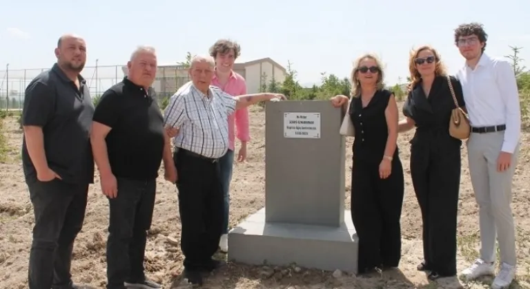 NNYÜ ‘den Kurucu Mütevelli Heyet Başkanı Özhamurkar’a plaket