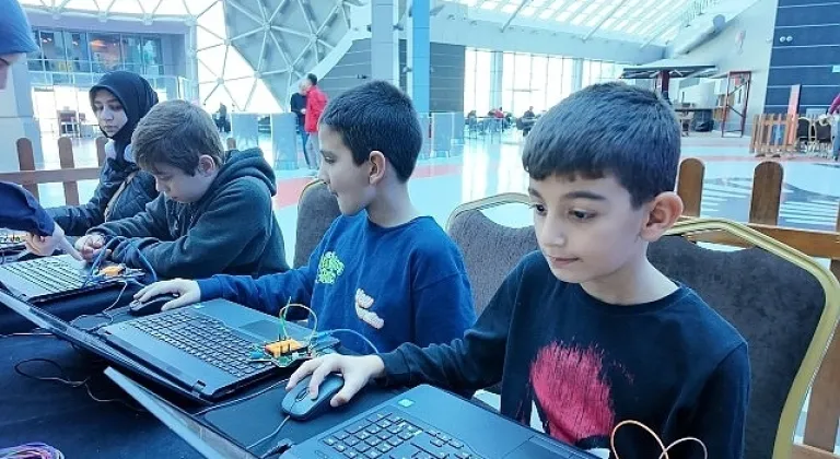 Öğrenciler Ara Tatilde Konya Bilim Merkezi'nde Dijital Dünyayı Keşfetti