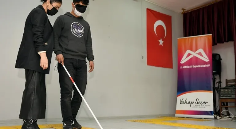 Öğrenciler Siyah Bant Takarak Görme Engellileri Anlamaya Çalıştı