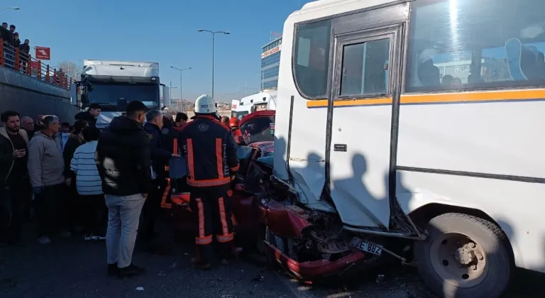 Otomobil, midibüse çarptı: 2 yaralı  - Videolu Haber