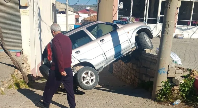 Otomobiller çarpıştı: 5’i öğretmen 6 yaralı