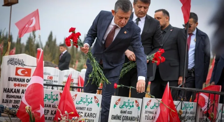 Özgür Özel Adıyaman’da: 'Depremde sınıfta kalmış bir iktidar ile karşı karşıyayız'  - Videolu Haber