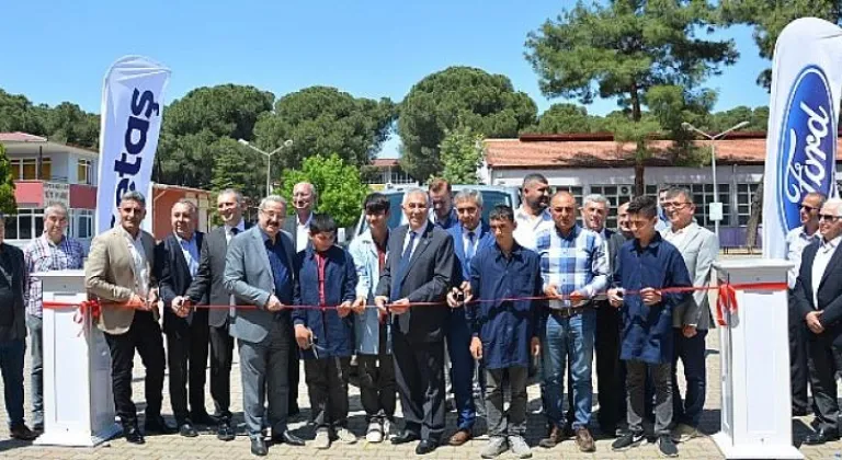 Salihli Meslek Lisesi'ne sıfır kilometre araç bağışı yapıldı