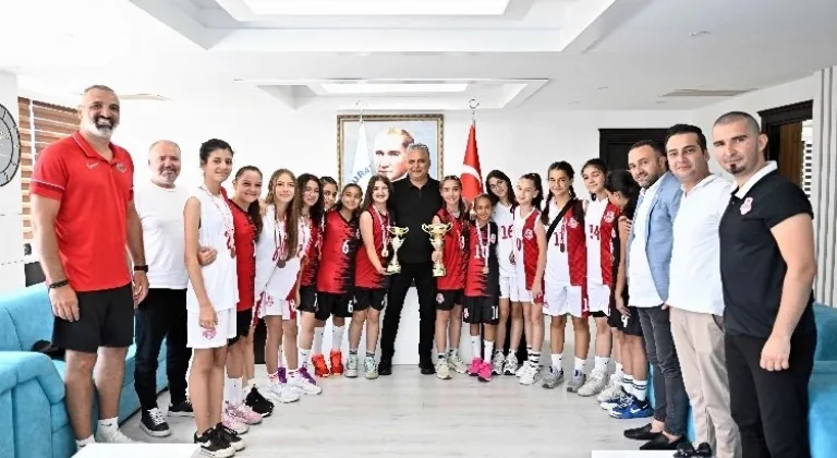 Şampiyon Kızlar Başkan Uysal'ı Ziyaret Etti