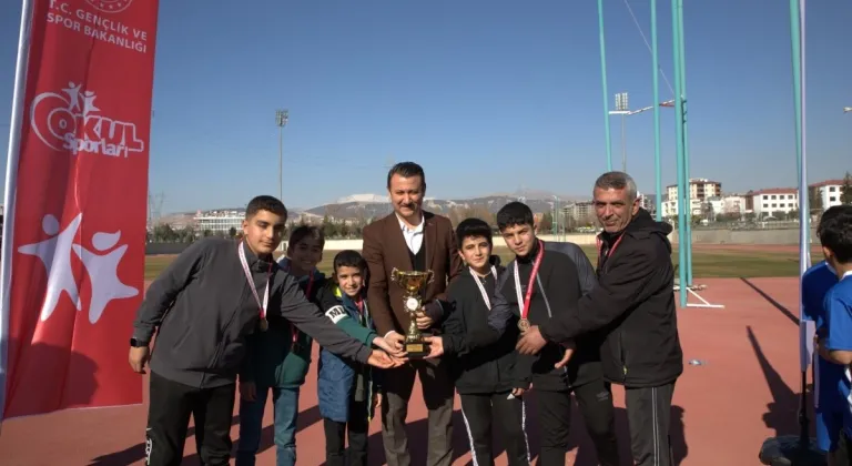 Şampiyon krosçular madalyalarını aldı