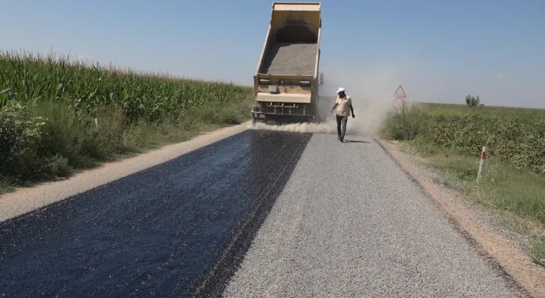 Şanlıurfa Büyükşehir Belediyesi Suruç'ta asfalt çalışmalarına devam ediyor