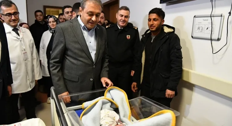 Şanlıurfa Vali Şıldak, yılın ilk bebeğine altın taktı