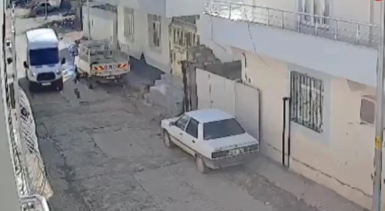 Şanlıurfa’da çocuğun minibüsün altında kalarak öldüğü kaza kameraya yansıdı  - Videolu Haber
