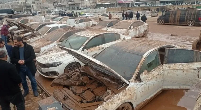 Şanlıurfa'da selden etkilenen otoparktan çıkarılan araçlar zarar gördü 