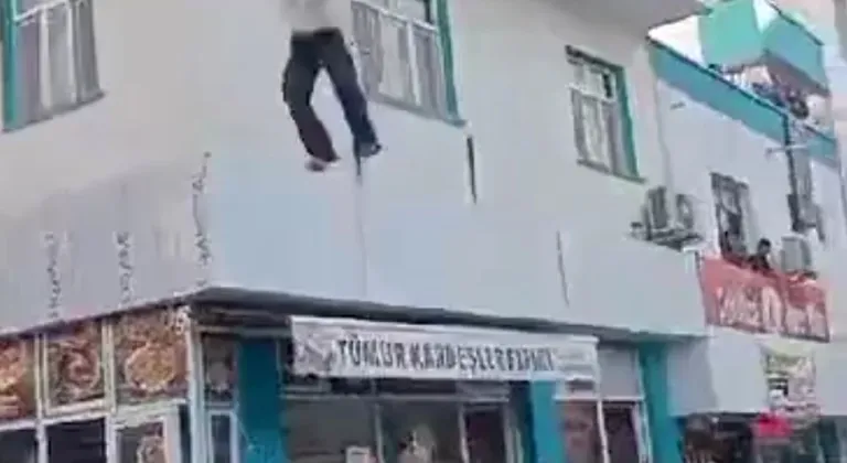Şanlıurfa’da yangında mahsur kalan 2 çocuk 3’üncü kattan atladı  - Videolu Haber