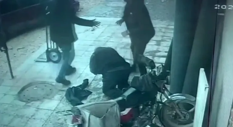 Şanlıurfa’da yaşlı adamın tüfekle vurulması kameraya yansıdı  - Videolu Haber