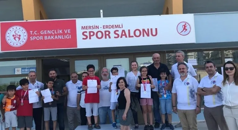 Satranç Turnuvası'nda dereceye giren sporcular ödüllerini aldı