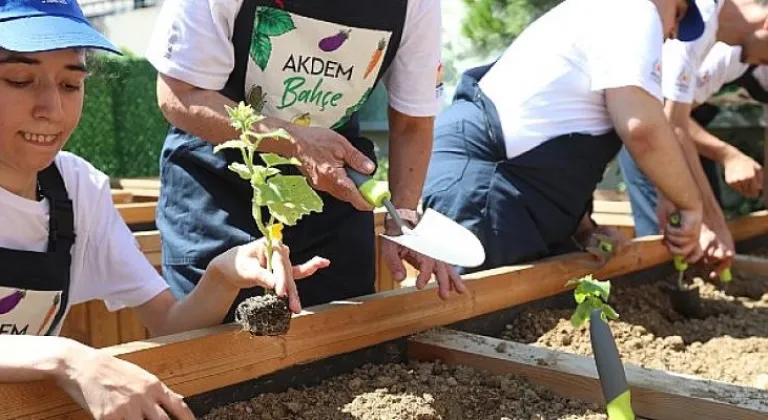 Sebze Yetiştirerek Gelişimlerine Katkı Sağlayacaklar