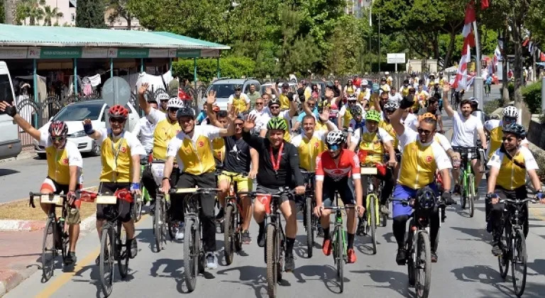 Seçer, Bisikletseverlerle ‘Kleopatra Bisiklet Festivali’nde Pedal Çevirdi