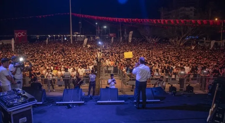 Seçer, Zafer Bayramı’nda Binlerce Gençle Birlikte 10. Yıl Marşı’nı Söyledi