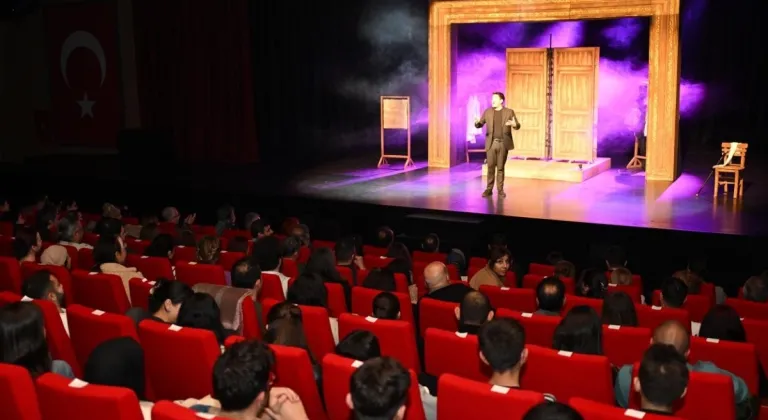 Şehir Tiyatrosu, Tek Kişilik Oyunuyla Büyük Beğeni Topladı
