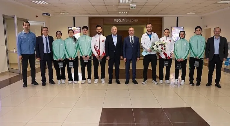 Selçuklu Belediyespor Kulübü'nün kick boks, judo ve bisiklet takımlarının başarılı sporcuları Selçuklu Belediye Başkanı Ahmet Pekyatırmacı'yı ziyaret etti