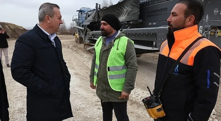 Sivas Belediyesi tarafından İşhan mevkiinde kurulan yeni taş ocağı tesisi tam kapasite ile yol yapım malzemesi üretmeye başladı