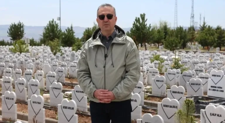 Sivas’ta Minik Meleklerin Kabirlerine Anlamlı Dokunuş
