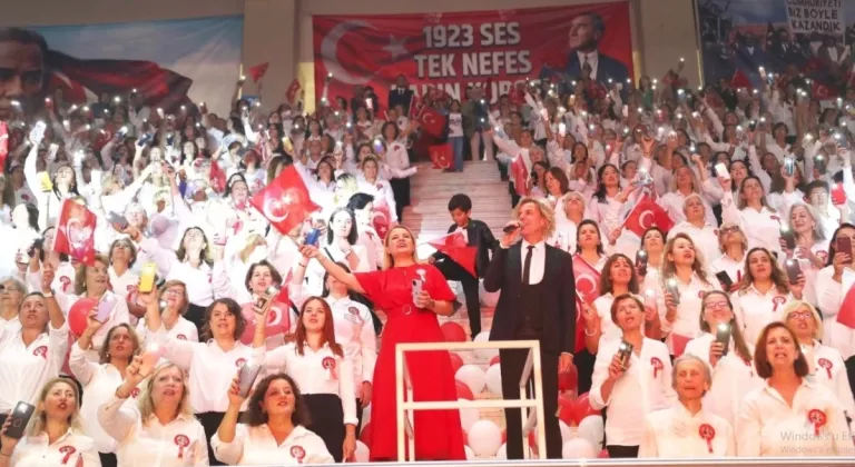 Soner Arıca, İzmit'te Cumhuriyet İçin Gönüllü Olarak Sahne Aldı