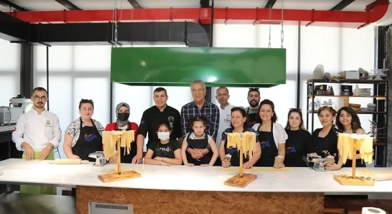 Tarhan, her kesimden annelerin gününü kutladı