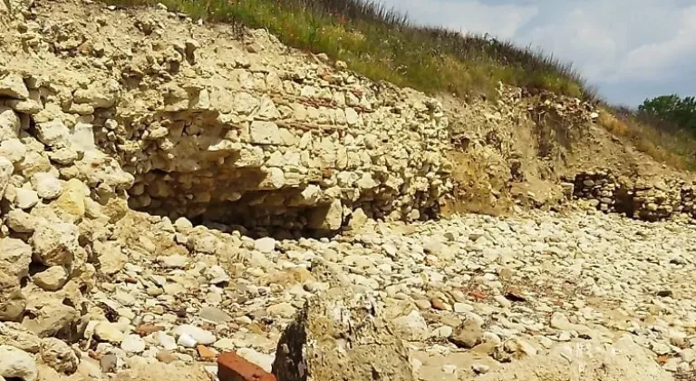 Tarihi kale kalıntıları yok oluyor