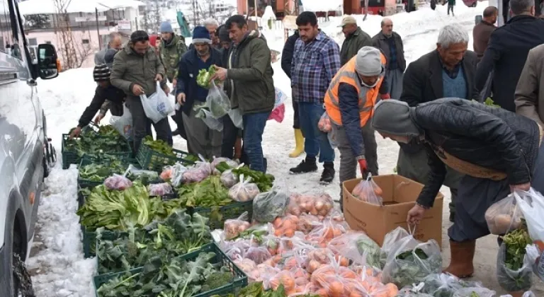 Tarsus Belediyesi karda köylerde zor durumda kalanlara yardım etti 