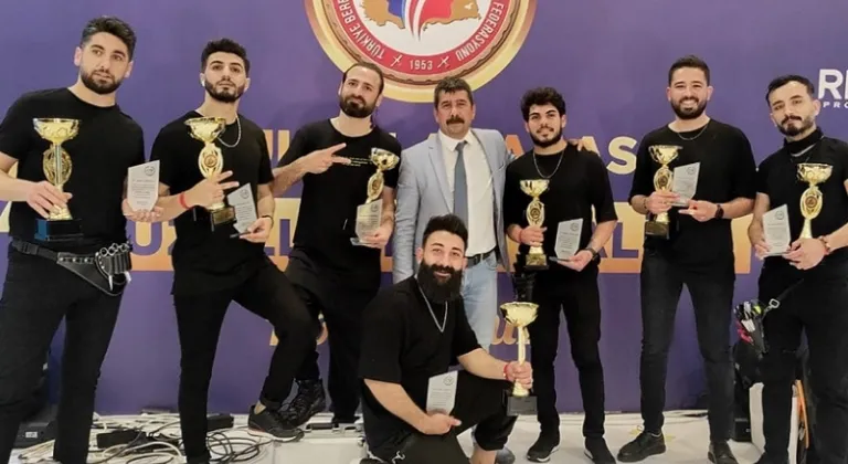 Tarsus Show Time ekibi, Antalya’dan bölge birincisi olarak döndü