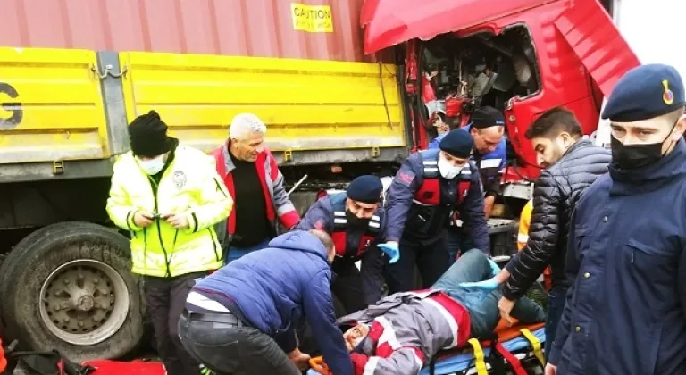 TEM’de iki tır çarpıştı: 1 ağır yaralı