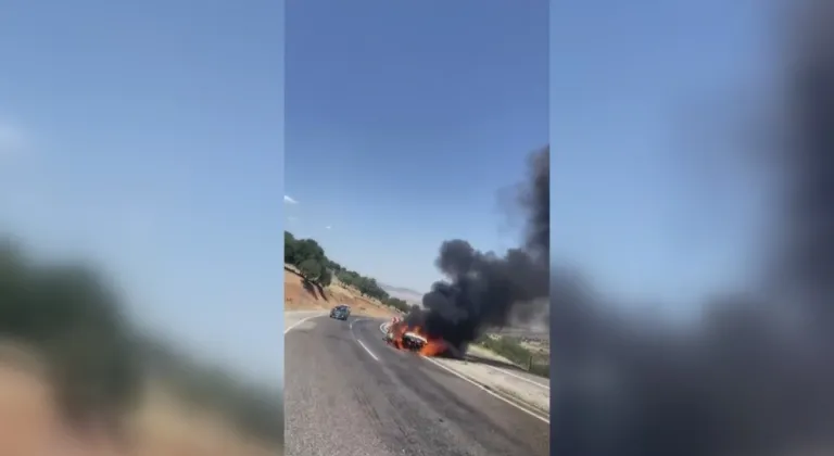 TIR'a çarpan otomobil alev topuna döndü: 1 yaralı  - Videolu Haber