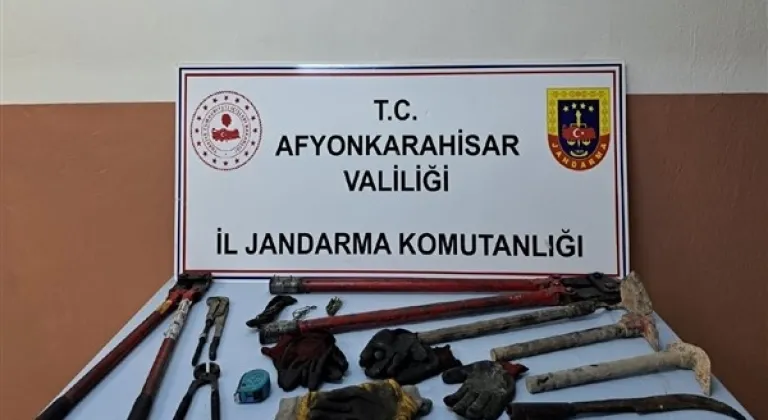 Tren yolunda hırsızlık şüphesiyle 2 kişi yakalandı