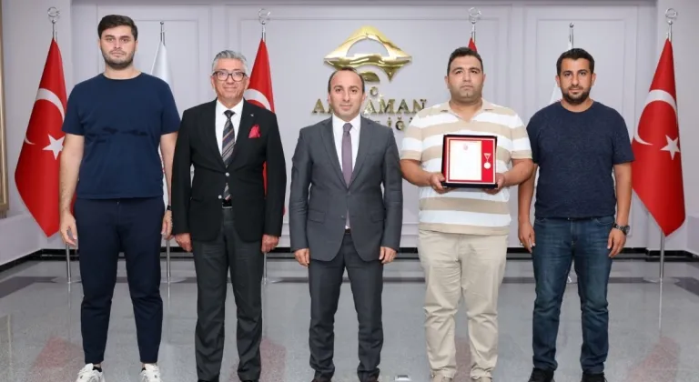 TSK Güçlendirme Vakfı’ndan hayırsever Metin Karakuş’a altın madalya ve beraat