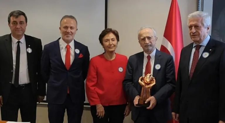 Türk Kalp Vakfı tarafından bu yıl 34.cüsü düzenlenen, ‘Doç Dr Edip Kürklü Özel Ödülü Doç Dr Mehmet Balkanay’a verildi.