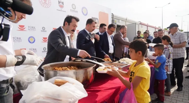 Türk Mutfağı Haftası kapsamında depremzedelere yöresel yemek ikram edildi