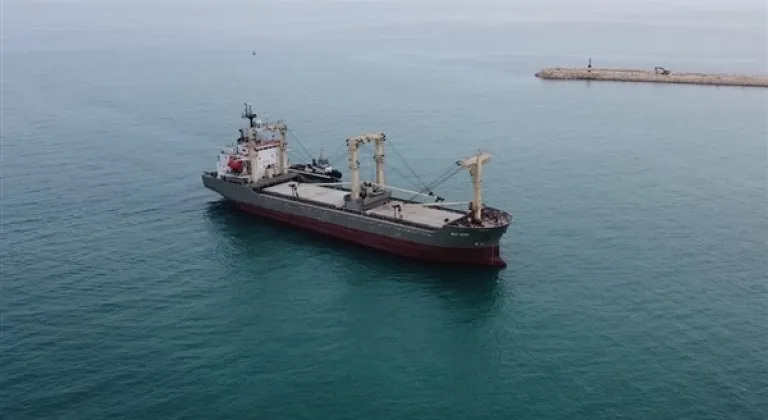 Türkeli Feneri açıklarında arızalanan gemi, Türkeli Demir Sahası’na demirletildi