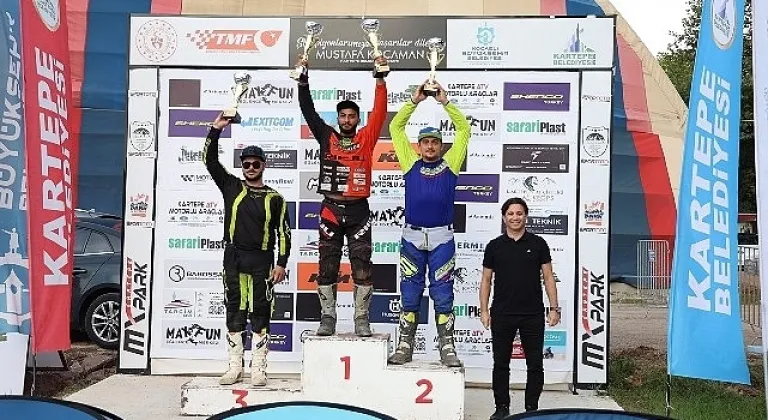 Türkiye Süper Enduro Şampiyonası'nın 3. ayağı Kartepe'de gerçekleştirildi. Şampiyona da dereceye girenler kupalarını aldılar