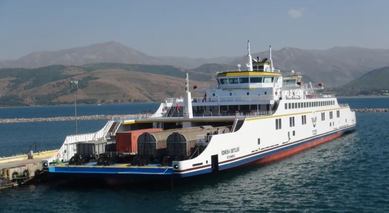 Türkiye'nin en büyük feribotları Van Gölü'nde hizmet ediyor