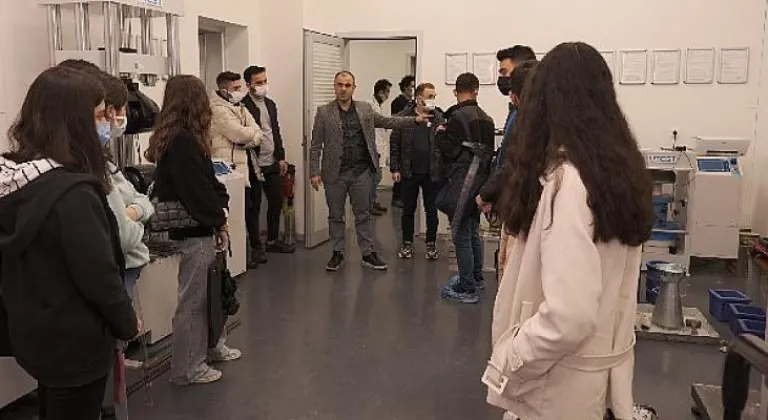 Üniversiteliler yapı malzemeleri laboratuvarını gezdi
