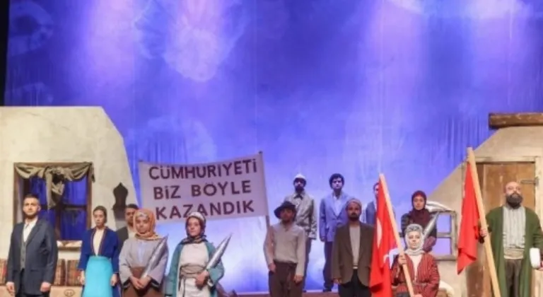 Uşak Şehir Tiyatrosu İstanbul'dan ödülle döndü