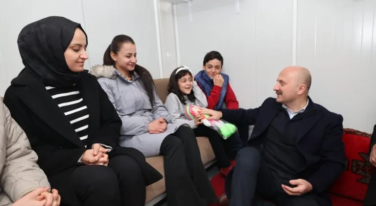 Vali Dr. Varol K2-A ve K2-B konteyner kenti ziyaret etti çocuklara oyuncak dağıttı