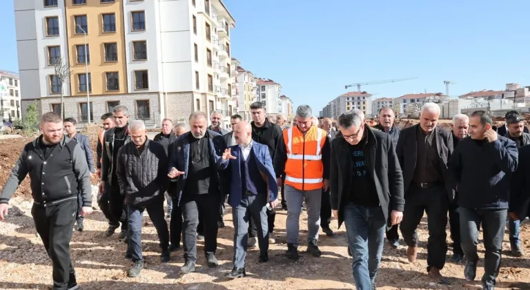 Vali Varol: Kalıcı konut inşaatlarında 7 bin kişi çalışıyor, bu sayı 15 bine çıkacak  - Videolu Haber