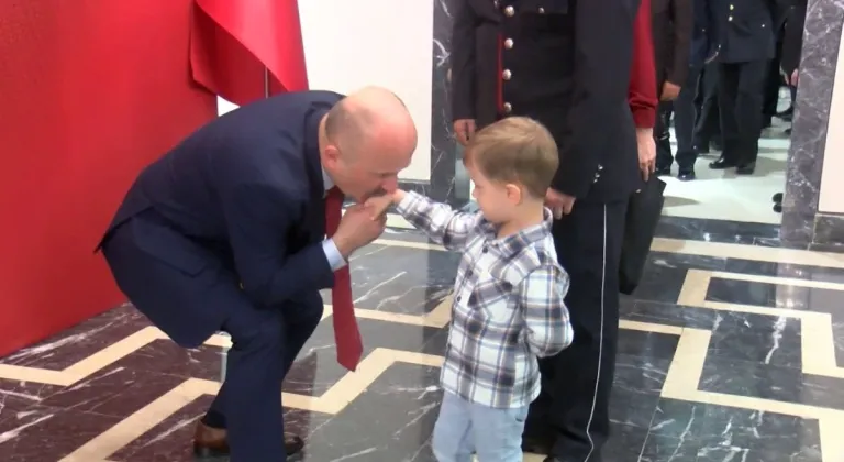 Vali Varol'dan Cumhuriyet Resepsiyonu'nda çocuklara özel ilgi: 'Ellerini öptü'  - Videolu Haber