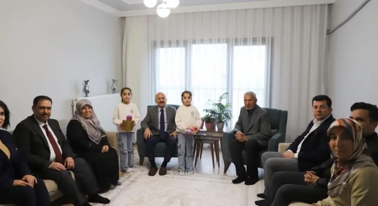 Vali Varol’dan evlilikte 50 yılını tamamlayan çifte ziyaret