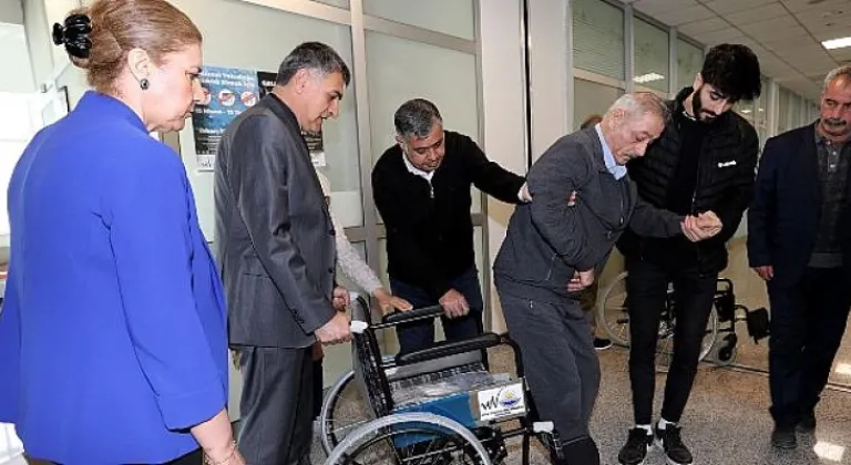 Van Büyükşehir, 7 Engelli Vatandaşa Tekerlekli Sandalye Hediye Etti