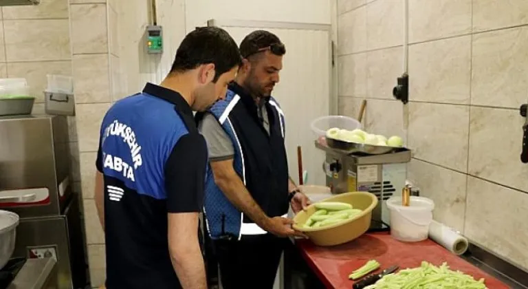 Van Büyükşehir Belediyesi, kentte yeme içme sektöründe hizmet veren işletmeleri denetledi.